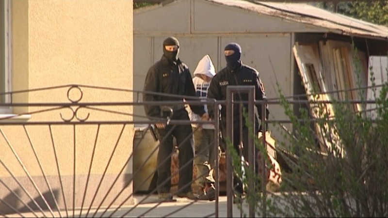 Policajná razia v bratislavskom Lamači, kukláči